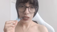 ASMR Filha do barbeiro fazendo sua barba de um jeito diferente (SPIT PAINTING BEM MOLHADO).mp4