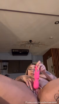 mwndstef - Com vibrador rosa.mp4