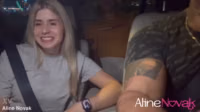 Rubia caliente da un paseo por el parque.mp4