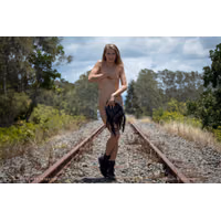 nude-muse_elly_on_right_track045.jpg