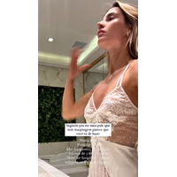 Bettina - Camisola transparente aparecendo os bicos dos seios