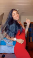 Letícia Castro - Vídeo ambientado em um macacão vermelho