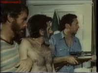 Üç firari mahkum, başka bir adamın karısını, kocasının gözü önünde ele geçirdi - Filmlerdeki tecavüz sahneleri.mp4