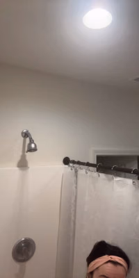 tiktok_@munjanofficial clapping in shower (1).mp4